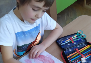 Chłopiec rysuje walentynkę